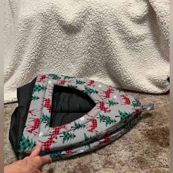 CUTE portable cat, dog sleeping winter themed bed tent. NWOT 16” tall - Picture 7 of 9